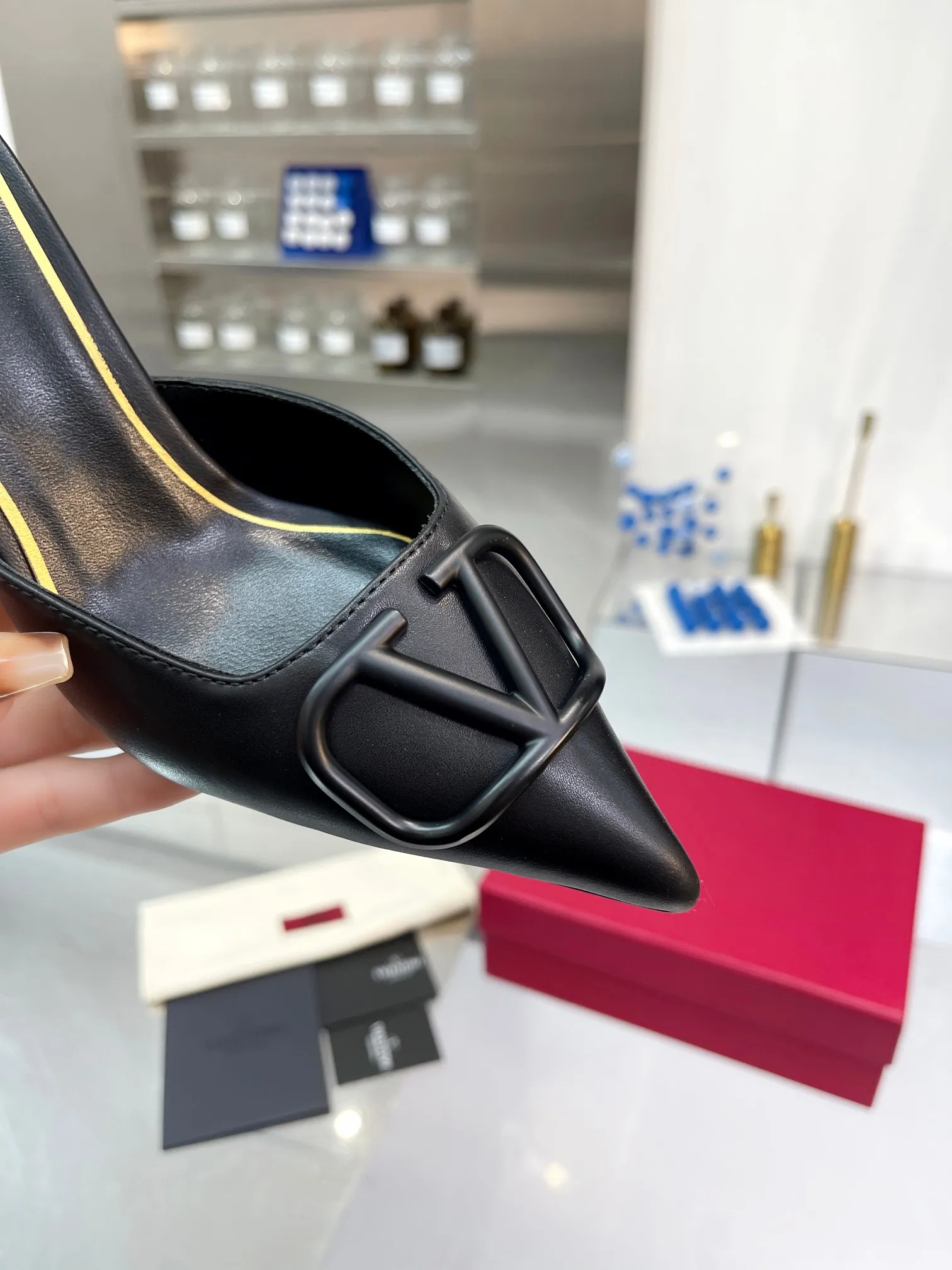 👟👟Ex-factory price 500👟👟 Valentino brand new cowhide half-drag version V-buckle classic sandals, brand new original upgrade, super comfortable on the feet, 😍 easy to put on and take off, super considerate! ✔️Imported cowhide for the uppers ✔️Mixed sheepskin for the inner lining ✔️Italian yellow cowhide outsole with clear texture and consistent with the counter ✔️Code number 35-40 (34 41 42 can be customized and non-returnable) Heel height 7.5